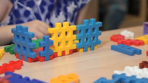 Manos de niño desconocido jugando con el kit de construcción — Vídeos de Stock