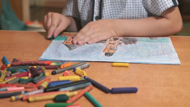 Child drawing pictures using chalks and pencils — Stock Video