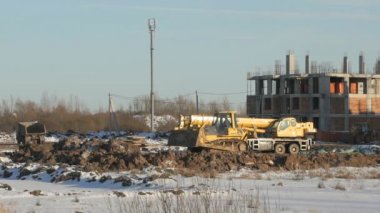 Yazın inşaat alanında çalışan buldozer.