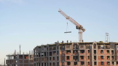 Kışın bir apartman inşaatı