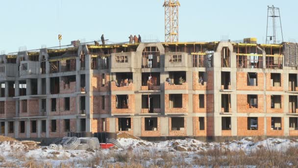 Construcción de un edificio de apartamentos en invierno — Vídeos de Stock