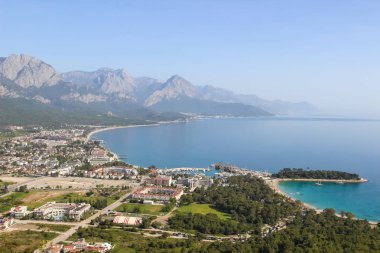 Türkiye'de Kemer şehrinin ve Akdeniz'in yüksek manzarası