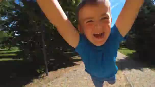 El padre sostiene al niño del niño (hijo) con las manos y círculos alrededor de sí mismo, una sonrisa en la cara del niño, emociones brillantes, felicidad . — Vídeo de stock