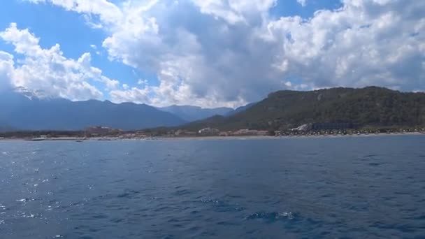 Hermosa vista de las montañas, la costa desde el mar Mediterráneo en Turquía . — Vídeos de Stock