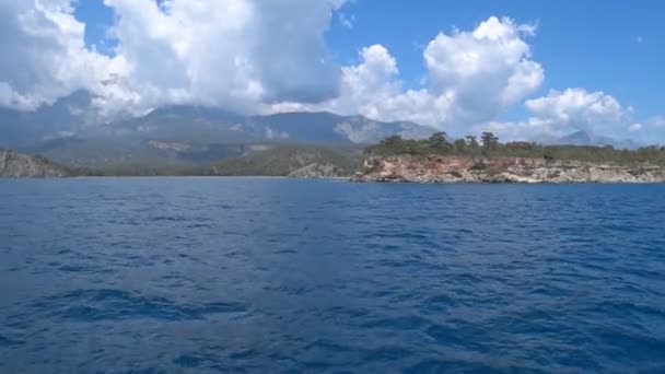 Montañas en las nubes, la vista desde el barco que navega en el mar Mediterráneo, Turquía . — Vídeo de stock