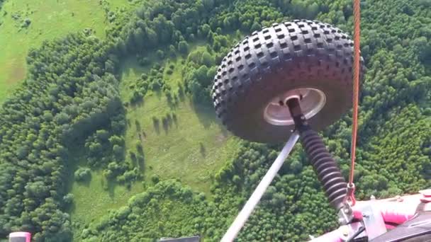 Powered parachute wiel in de lucht boven het bos, veld — Stockvideo