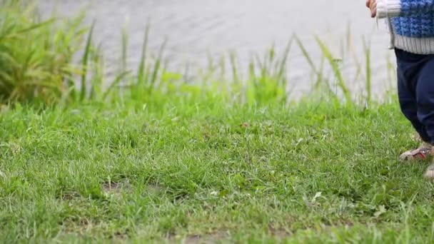 Primeros pasos del niño, madre sigue, primer plano, cámara lenta — Vídeos de Stock