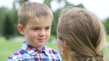 Anne oğlunu azarlar, çocuk üzgün, başını eğdi. Yakın çekim, yavaş çekim