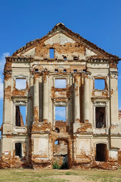 Sapieha Ruzhany Sarayı, cephe. Yaz 2019, Brest region, Beyaz Rusya