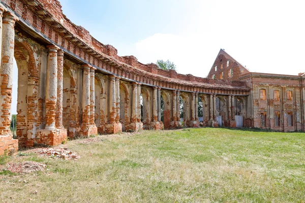 Leo Sapieha, Belarus, Brest bölgesine ait yanak Ruzhany Sarayı kalıntıları, Ağustos 2019