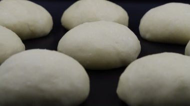 Maya hamurçörekler siyah arka plan üzerinde boyutu artar. Zaman atlamalı