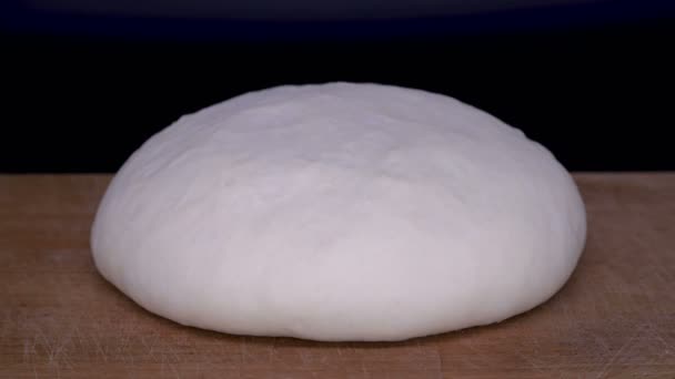 酵母面团上升时间推移。黑色背景上切割板上的糕点. — 图库视频影像