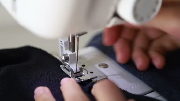 Tissu couture femme sur machine à coudre. Gros plan de la main et du tissu de la femme sur la machine à coudre — Video