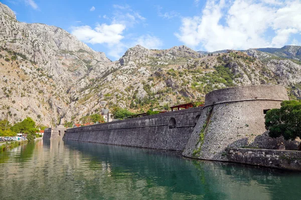 Karadağ 'ın eski Kotor kentindeki nehir kapısı. Skurda Nehri. Sonbahar, Eylül 2019