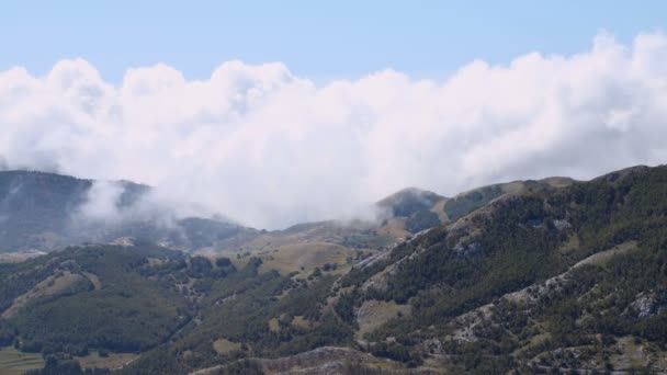 Movimento de nuvens sobre os picos da montanha. Vista do deck de observação do mausoléu de Negush, Parque Nacional Lovcen, Montenegro. Desfasamento temporal — Vídeo de Stock