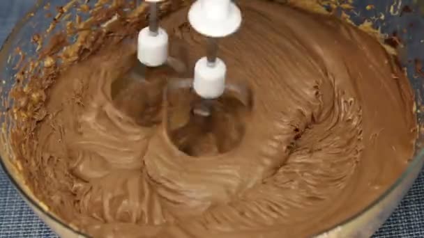 Mistura de creme de caramelo com misturador em tigela de vidro, close-up . — Vídeo de Stock