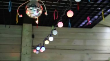 Oda dekorasyonu, tavanda çelenk ve dönen ayna topu.