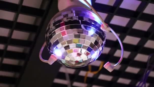 Зеркальный шар вращается и мерцает на потолке, диско шар — стоковое видео