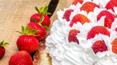 Tahta masada çilekli kremalı pasta.