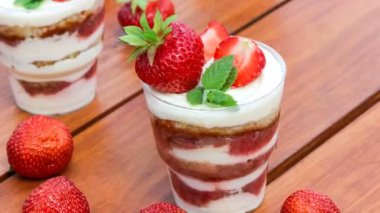 Tatlı tatlı, fincanda pasta, süslü çilekler, yavaş çekim..