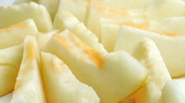 Olgun ve sulu sarı kavun dilimleri, yakın plan.