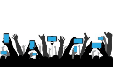 Telefonları tutan eller, kaldırılmış insan ellerinin arka planında akıllı telefonlar. Konserde ya da spor müsabakasında neşeli insanların silueti. Vektör illüstrasyonu