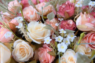 Romantik pastel gül düğün buket kırmızı arka plan, retro filtre ile