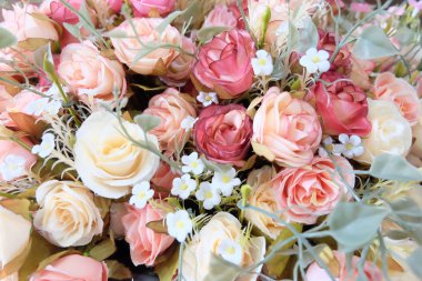 Romantik pastel gül düğün buket kırmızı arka plan, retro filtre ile