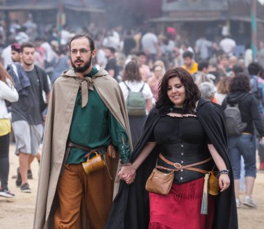 2 Ağustos 2019 - Ortaçağ etkinliği 'Viagem Medieval em Terra de Santa Maria', Aveiro, Portekiz'de yürüyen antik kıyafetlerle rahat insanlar.