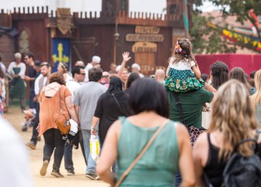 2 Ağustos 2019 - Orta Çağ'dan kalma 'Viagem ortaçağ em Terra de Santa Maria', Aveiro, Portekiz'de sokakta yürüyen sıradan insanlar.