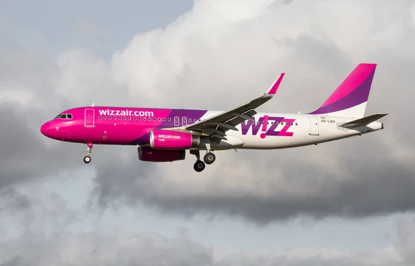 Iulie 2019 Airbus A320 200 Lwx Wizz Air Aterizare Aeroportul — Fotografie, imagine de stoc