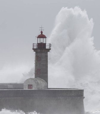 Portekiz, Oporto 'daki Felgueiras Deniz Feneri' nde 10 Metre Büyük Dalgalar.