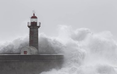 Portekiz, Oporto 'daki Felgueiras Deniz Feneri' nde 10 Metre Büyük Dalgalar.