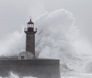 Portekiz, Oporto 'daki Felgueiras Deniz Feneri' nde 10 Metre Büyük Dalgalar.