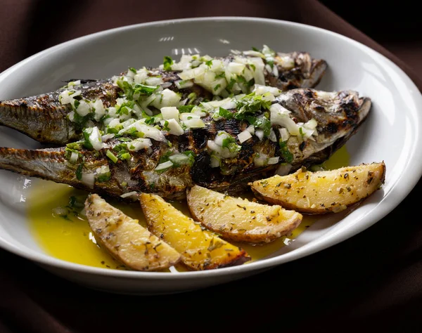带有青酱和土豆的烤马尾鱼是地中海食物的典型配餐 — 图库照片