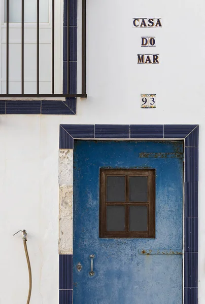 7 Ekim 2020, Salema plajında mavi kapılı beyaz ev, Lagos, Algarve, Portekiz.