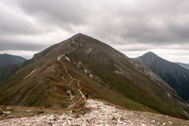 Klin ve en rocky Bystra tepe Koncista tepe üzerinde Slovakça - Batı Tatras dağlarda arka plan üzerinde Polonya sınırları