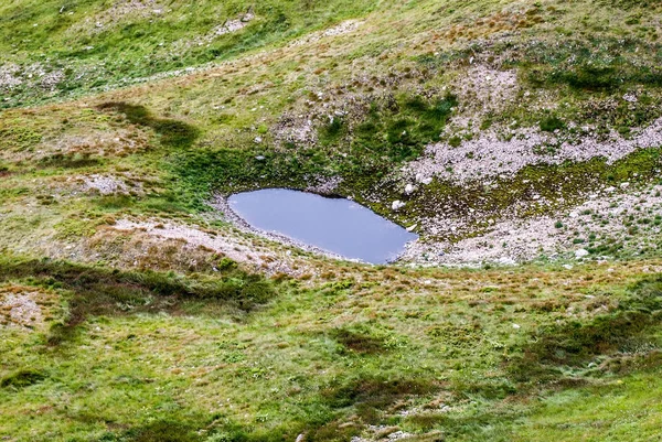 Malé Jezero Nejvyšší Části Kamenista Dolinu Vlnovce Pysne Sedlo Předat — Stock fotografie