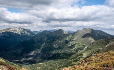 Tatra Dağları panorama Gaborovo sedlo geçişte Slovakça - Batı Tatras dağlardan gelen Lehçe ile pek çok Batı ve Yüksek Tatras Dağları doruklarına sınırları