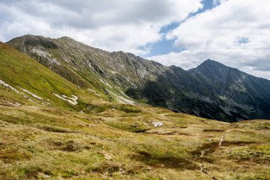 Gaborova dolina Vadisi dağ çayır Slovakya Mountains Batı Tatras zirveleri ile/EC