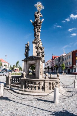Nejsvetejsi Trojice (Holy Trinity) heykel ile Barok sütun 1706 yılında Zdar nad Sazavou şehir Çek Cumhuriyeti'nde yerleşik