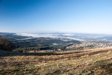 vallesy ve açık gökyüzü sis ile güzel sonbahar sabahı sırasında Polonya 'da Beskid Slaski Dağları Koniakow köyün üstündeki Ochodzita Tepesi görünümü