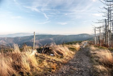 Malinowska Skala tepeden sonbahar Beskid Slaski Polonya dağlar tepeler, hiking trail, sarı çim, biraz kar ve mavi gökyüzü ile görüntüleyin.