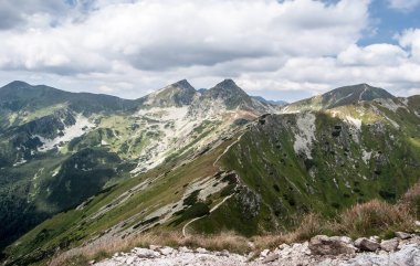 Slovakya Zapadne Tatry dağlarında güzel yaz günü mavi gökyüzü ve bulutlar sırasında Volovec, Ostry Rohac, Placlive ve Smrek tepeler