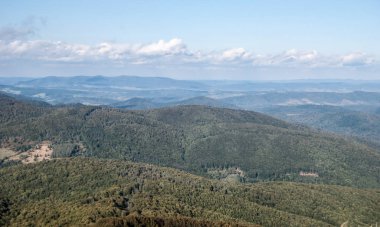 mavi gökyüzü ve bulutlar güzel sonbahar günü sırasında Kruhly Wierch Hill Polonina Carynska Polonya Bieszczady dağlarında üzerinde göster