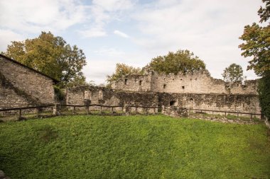 Hukvaldy kalesi kalıntıları Frydek - Çek Cumhuriyeti Mistek şehirde mavi gökyüzü ve bulutlar güzel sonbahar günü sırasında yakınındaki