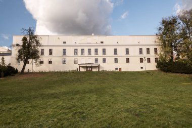 Chateau Frystat ile çim arkasında, bazı ağaçlar ve mavi gökyüzü bulutlu Karvına şehirde, Çek Cumhuriyeti