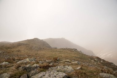 çayır, taşlar ve kayalar Skalka hill Slovakya dağlarında Nizke Tatry yakınındaki sisli sonbahar dağ manzarası