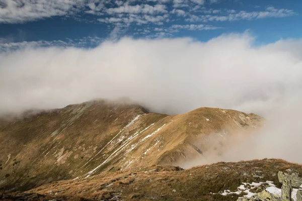 dağ sırtı mavi gökyüzü ile sonbahar günü sırasında Slovakya Nizke Tatry dağlarda Skalka Tepesi'nden Skalka ve Kotliska Tepesi ve bulutlar arasında