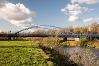 yolu köprüsü Olse Nehri ile mavi ve mavi gökyüzü ve az bulutlu güzel sonbahar günü sırasında Karvına City Çek Cumhuriyeti'nde çim